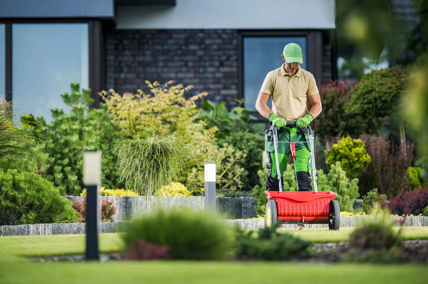 A Hot Shot professional fertilizing a yard - we are a Farmington yard fertilizer company.